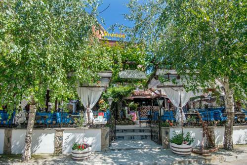 Hostal Vromos Guest House