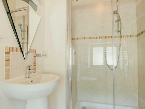 Beautiful Apartment In Tiverton With Jacuzzi