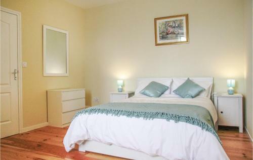 Four-bedroom Holiday Home In Caurel