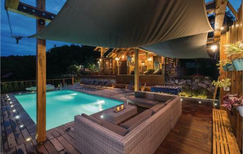Three-bedroom Holiday Home In Gornji Zvecaj