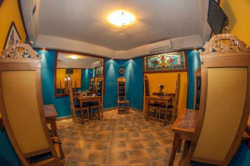 Hostal L'opera Guest House