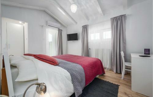 Two-bedroom Holiday Home In Parizi