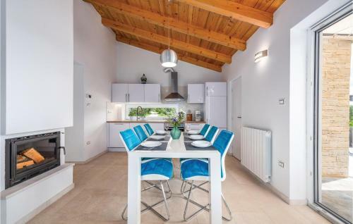 Two-bedroom Holiday Home In Parizi