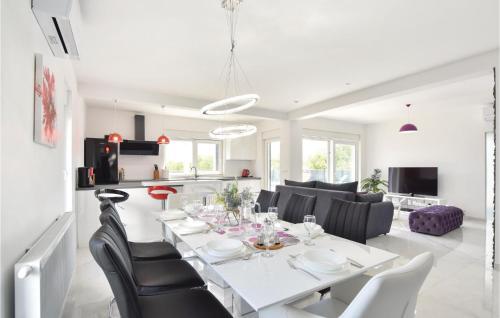 Four-bedroom Holiday Home In Dicmo