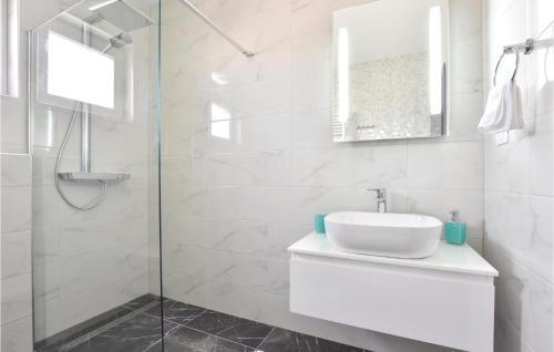 Four-bedroom Holiday Home In Dicmo