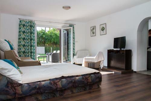 Apartment In Balatonmariaf�rdo 35383
