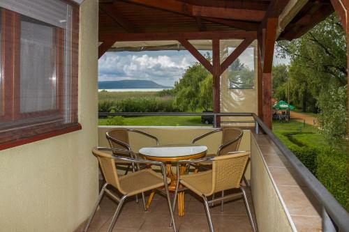 Apartment In Balatonmariaf�rdo 19493