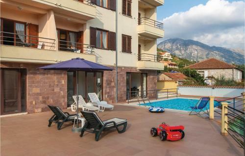 Three-bedroom Apartment In Kamenari