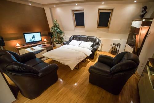 Aaa Apartments