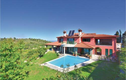 Three-bedroom Apartment In Portoroz