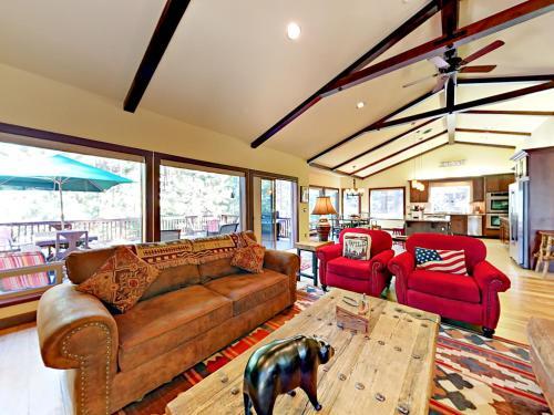 1857 High Meadow Trl Home