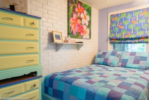 Studio - Fish Camp Pets Screened Porch Waterfront District
