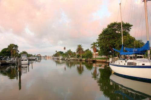 2 Bedroom - Palm Cottage Pets Waterfront District