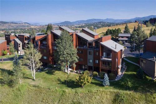 West Condominiums - W3301