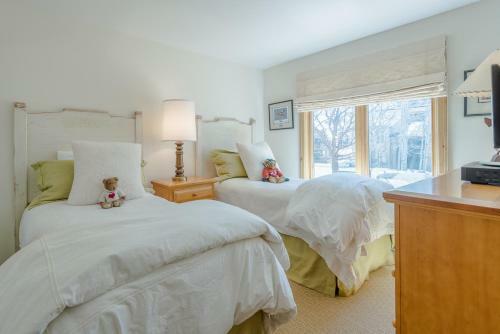 Custom Designed Ridge, On Golf Course With Elkhorn Amenities