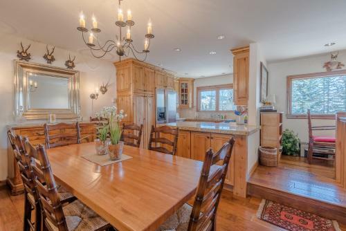 Custom Designed Ridge, On Golf Course With Elkhorn Amenities