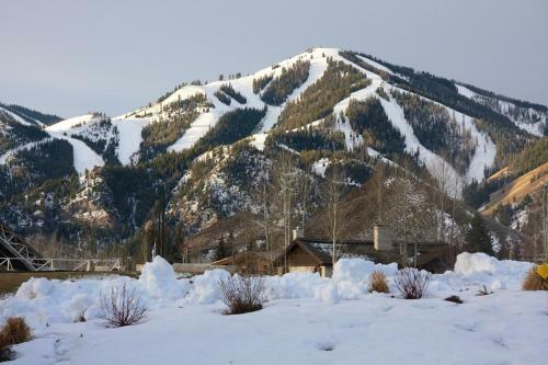 Custom Designed Ridge, On Golf Course With Elkhorn Amenities