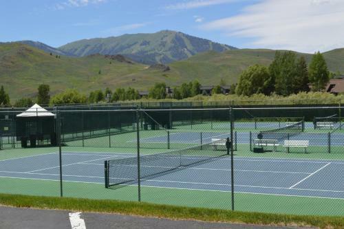 Custom Designed Ridge, On Golf Course With Elkhorn Amenities