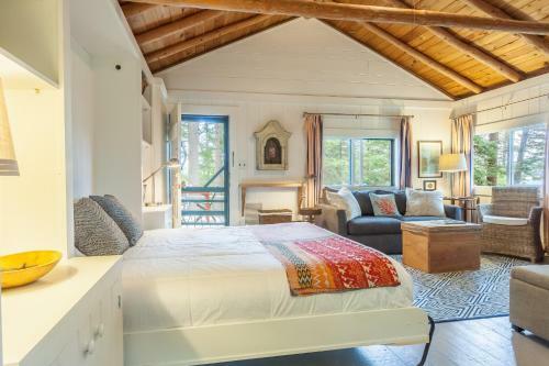 Chic Boothbay Harbor Studio Cabin