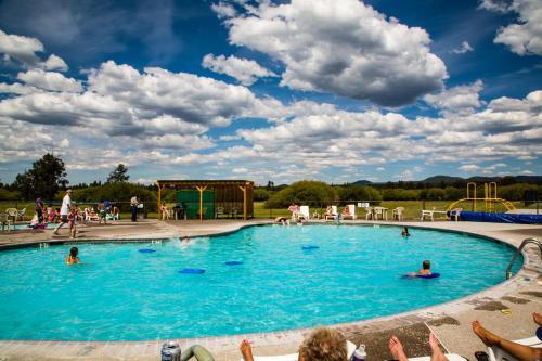 Bend-sunriver Camping Resort 24 Ft. Yurt 16