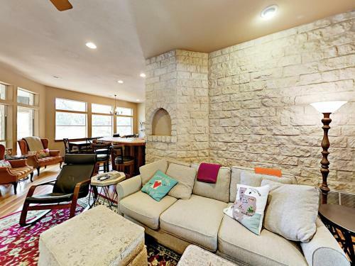20001 Hamilton Pool Road Home