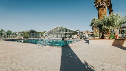 1714 Lp Elevator Access, Pack N` Play, High Chair, Stroller, Games, Pool Views And More