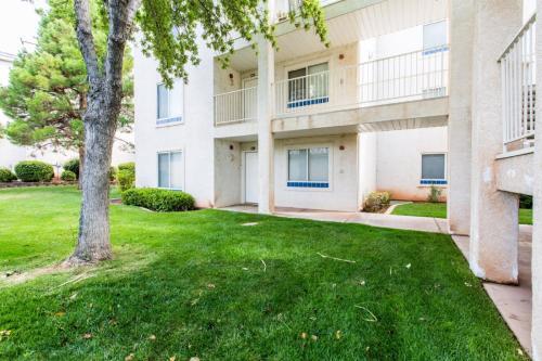 605 Elevator Access, Private Balcony With Beautiful Mountain Views, And More!