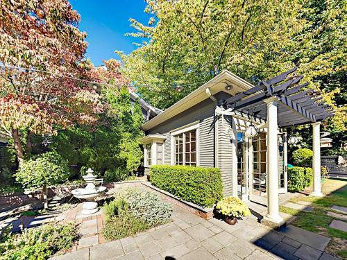 The Carriage House - Luxury Studio