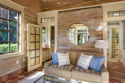 The Carriage House - Luxury Studio