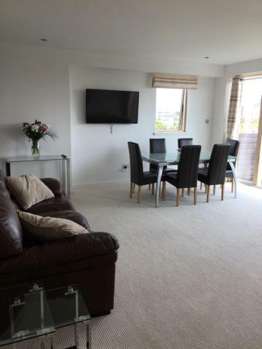 Glasgow Harbour Westend Apartment - 2 Bedrooms