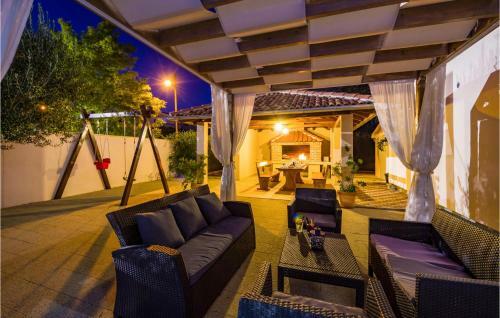 Four-bedroom Holiday Home In Radasinovci