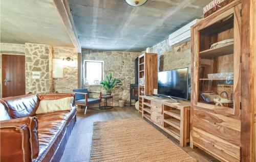 Three-bedroom Holiday Home In Ljut