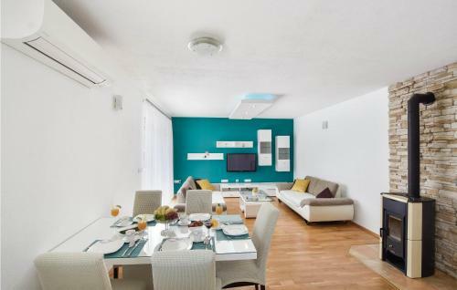 Three-bedroom Holiday Home In Lucane