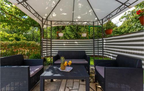 Three-bedroom Holiday Home In Neoric