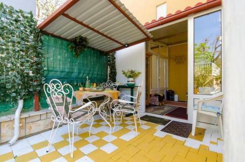 Apartments With A Parking Space Novi Vinodolski - 12790