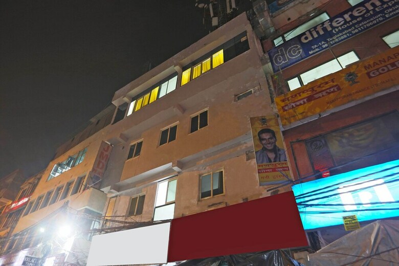 Hotel Oyo 48664 Gour White House
