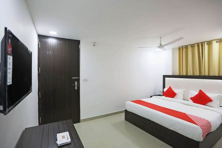 Hotel Oyo 48664 Gour White House