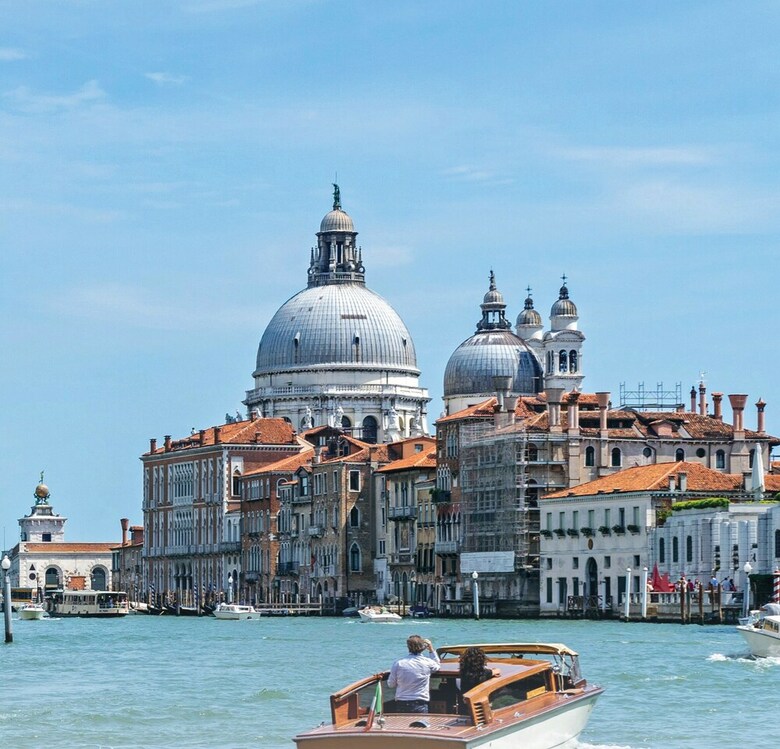 Charming Apartment On The Grand Canal