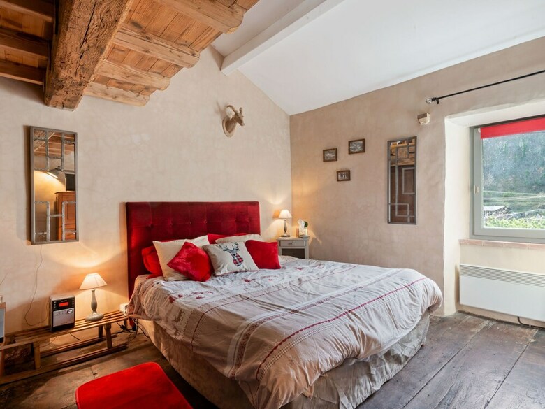 Gorgeous Holiday Home In Urbanya With Garden