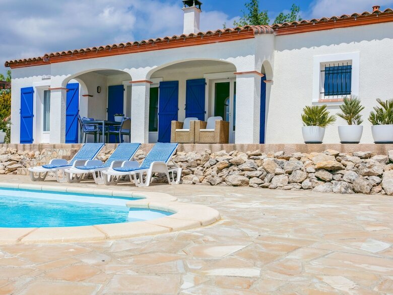 Luxurious Villa In Camplong With Jacuzzi
