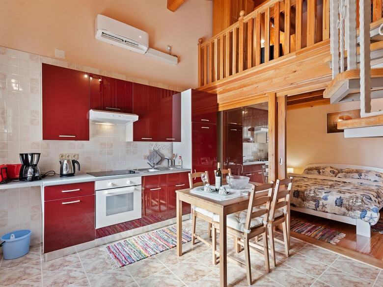 Comfortable Apartment In Pola?a With Swimming Pool