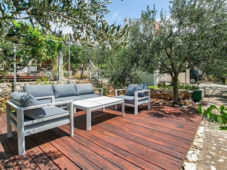 Spacious Holiday Home In Seget Vranjica With Garden
