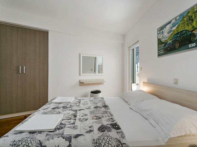 Cosy Apartment In Drvenik With Terrace