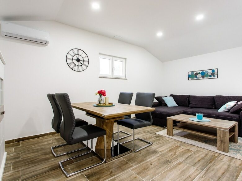 Capacious Holiday Home In Neori? With Heated Swimming Pool