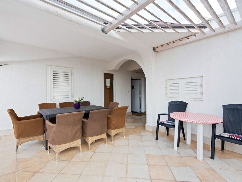 Comfortable Apartment With Large Covered Terrace