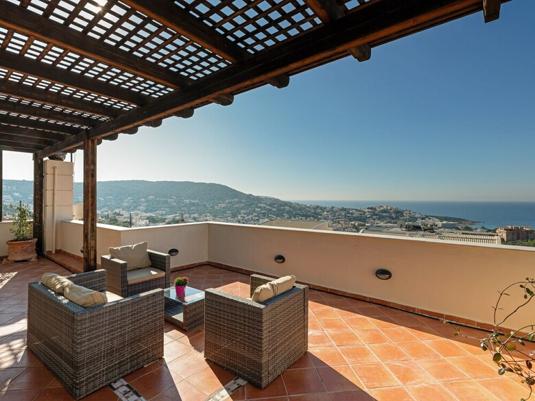 Spacious Villa In Saronida With Swimming Pool