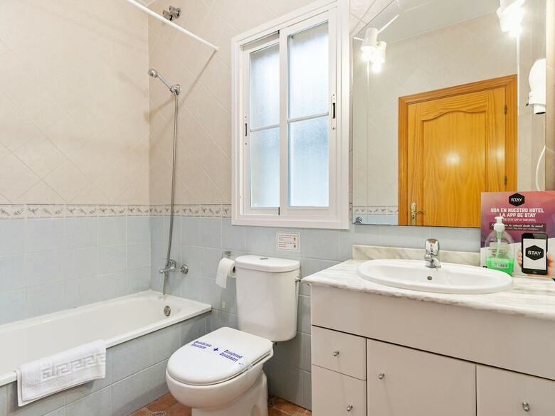 Peaceful Apartment In Alcauc�n With Garden