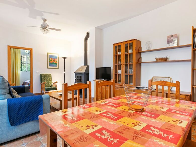 Peaceful Apartment In Alcauc�n With Garden