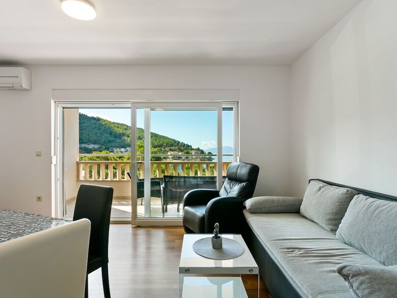 Cosy Apartment In Drvenik With Balcony