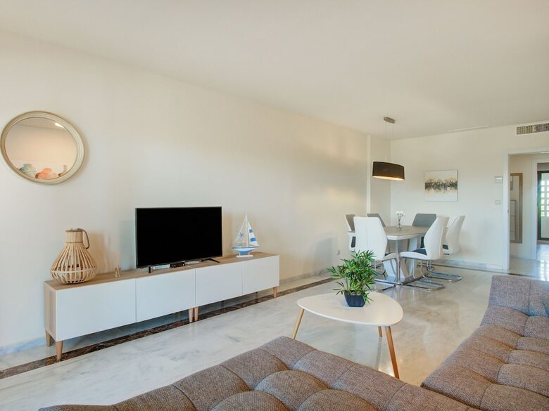 Spacious Apartment In San Roque With Swimming Pool